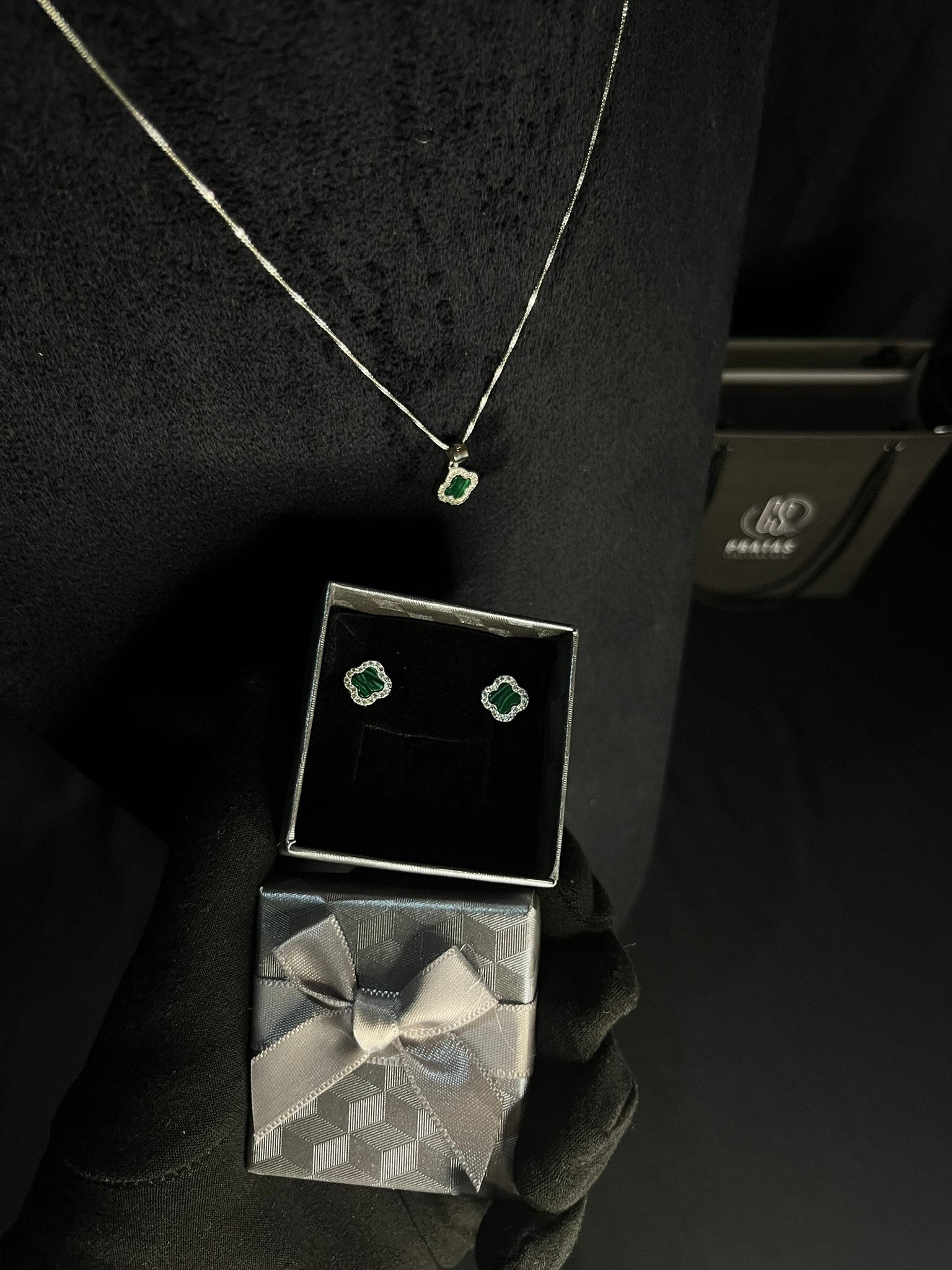 Kit Trevo Colar + Brinco Cor Verde