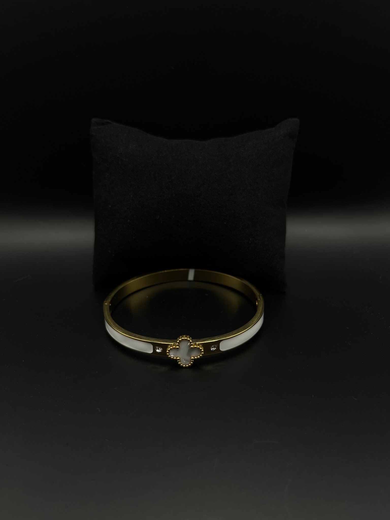 Pulseira Bracelete Feminino Cor Branca Trevo de 4 Folhas Folheado a Ouro - Imagem 2