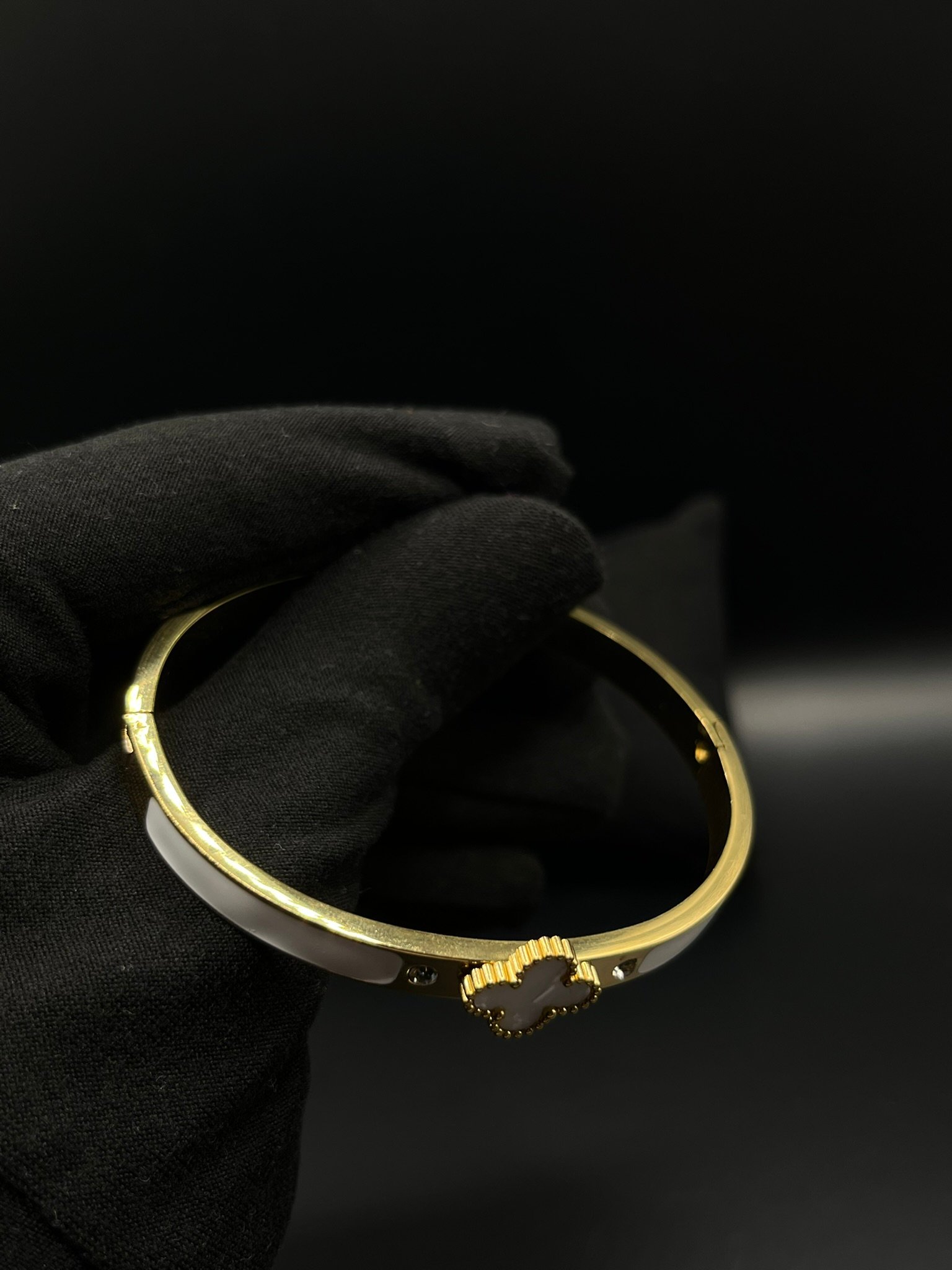 Pulseira Bracelete Feminino Cor Branca Trevo de 4 Folhas Folheado a Ouro - Imagem 5