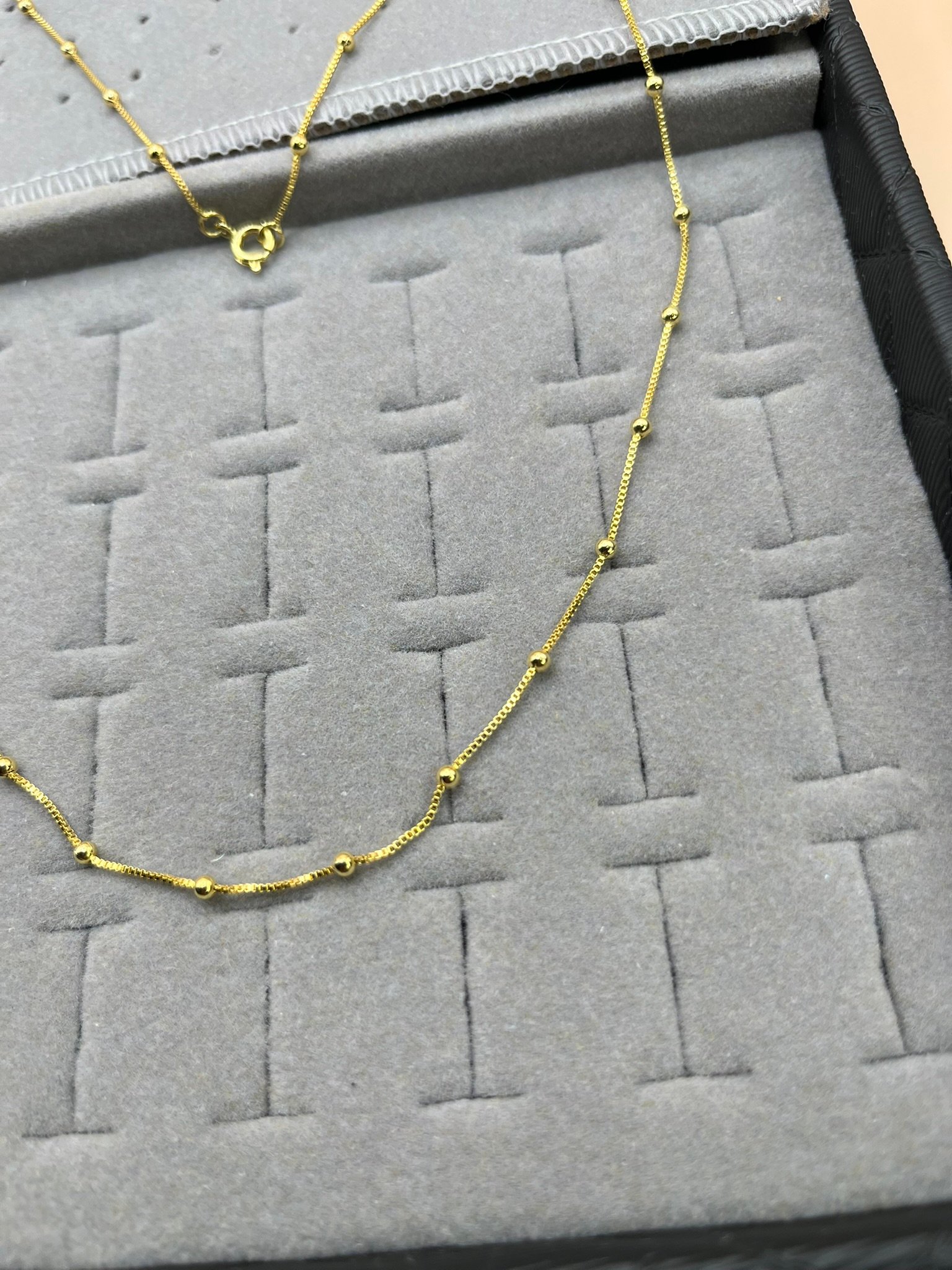 Colar Bolinhas Minimalista Folheado a Ouro - Imagem 4