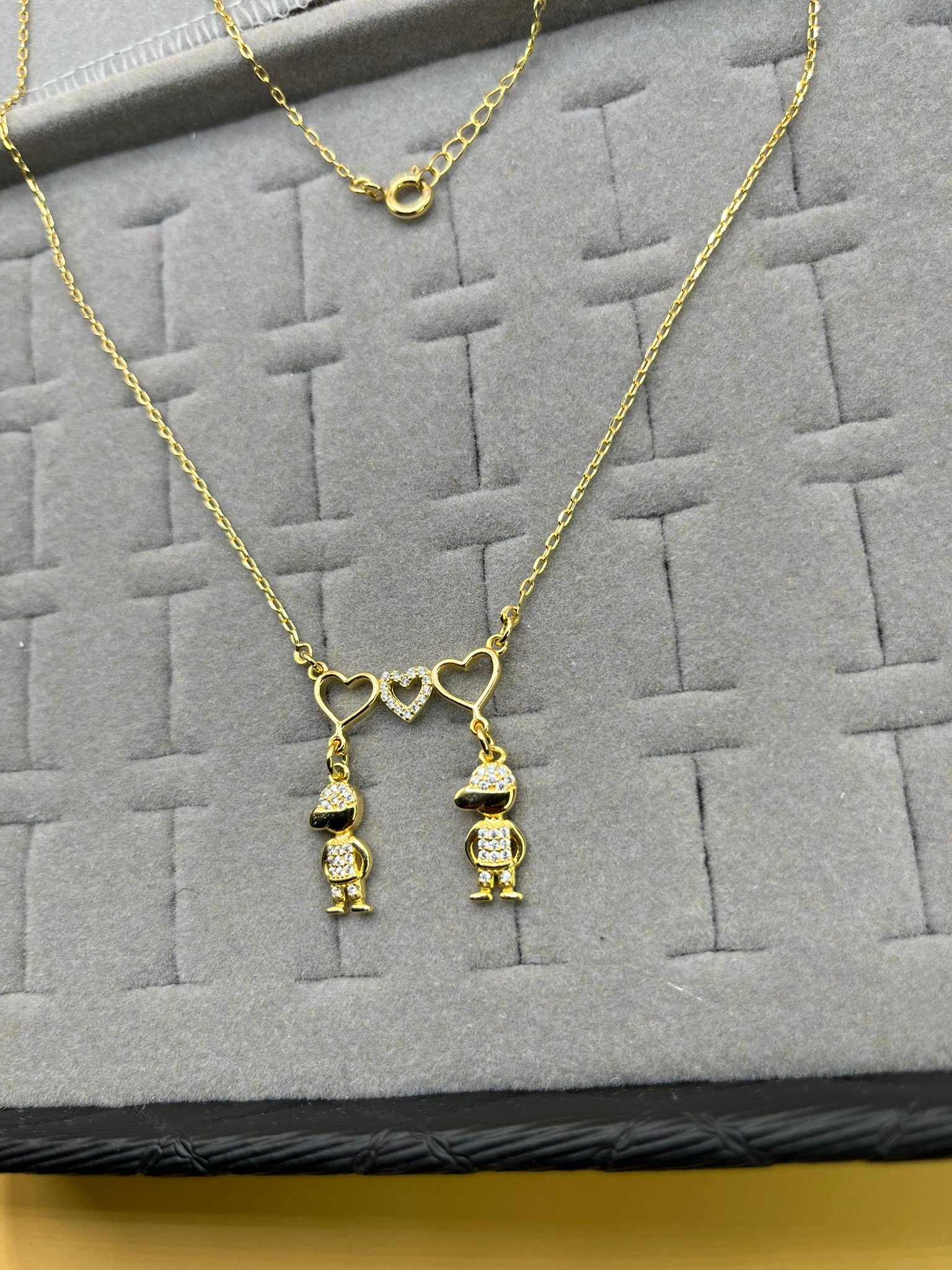 Colar Mamãe Dois Meninos Folheado a Ouro 45cm - Imagem 4